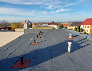 Zateplení stropu rodinného domu pomocí foukané izolace